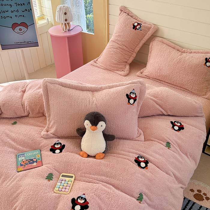 91家纺网 家纺一手货源 找家纺 萝莉家纺 2025新款加厚泰迪绒毛巾绣四件套 小企鹅豆沙粉