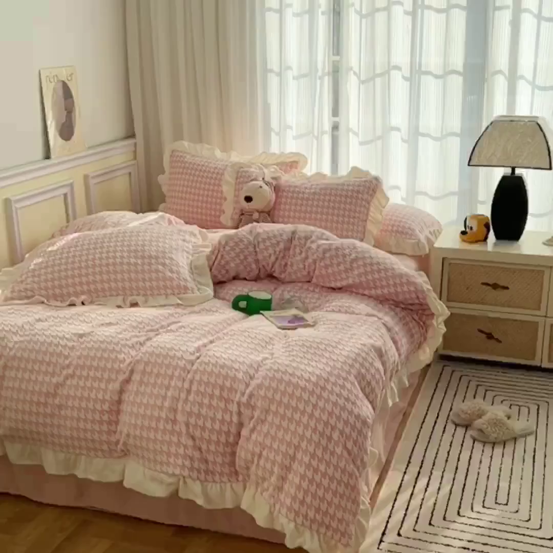 91家纺网 家纺一手货源 找家纺 轻奢坊 2025新款牛奶绒千鸟格烂花花边款四件套-场景一 花边千鸟格奶酪粉数据图