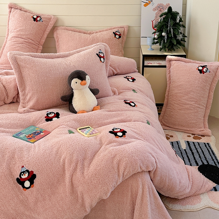 91家纺网 家纺一手货源 找家纺 萝莉家纺 2025新款加厚泰迪绒毛巾绣四件套 小企鹅豆沙粉