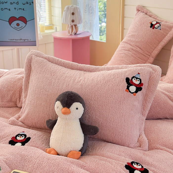 91家纺网 家纺一手货源 找家纺 萝莉家纺 2025新款加厚泰迪绒毛巾绣四件套 小企鹅豆沙粉