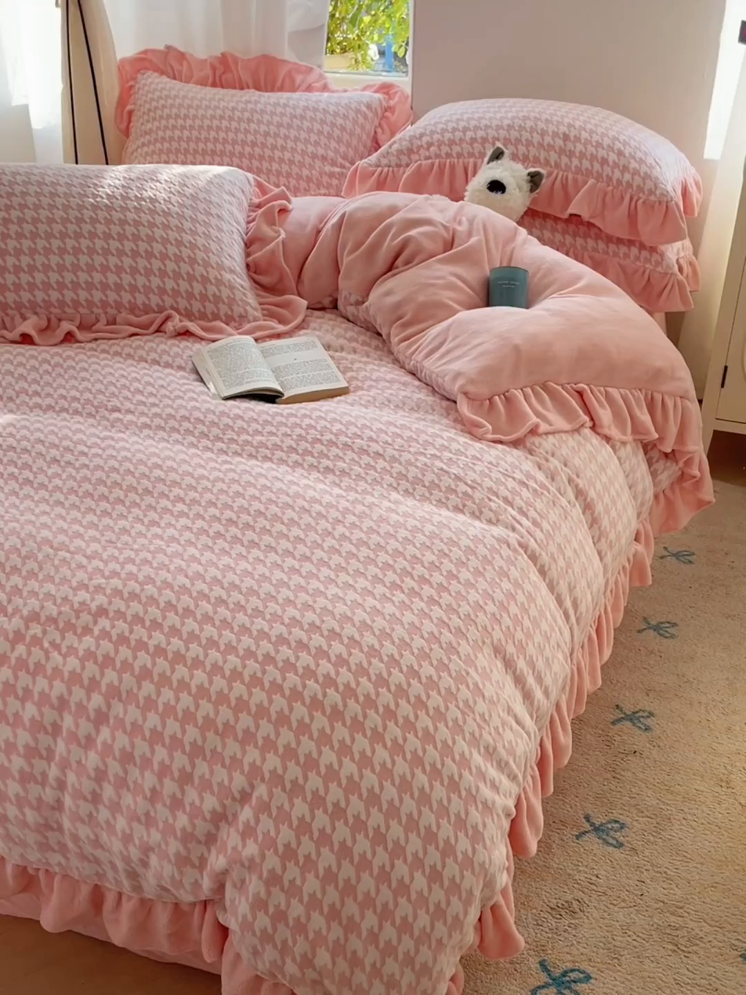 91家纺网 家纺一手货源 找家纺 轻奢坊 2025新款牛奶绒千鸟格烂花花边款四件套-场景一 樱花粉