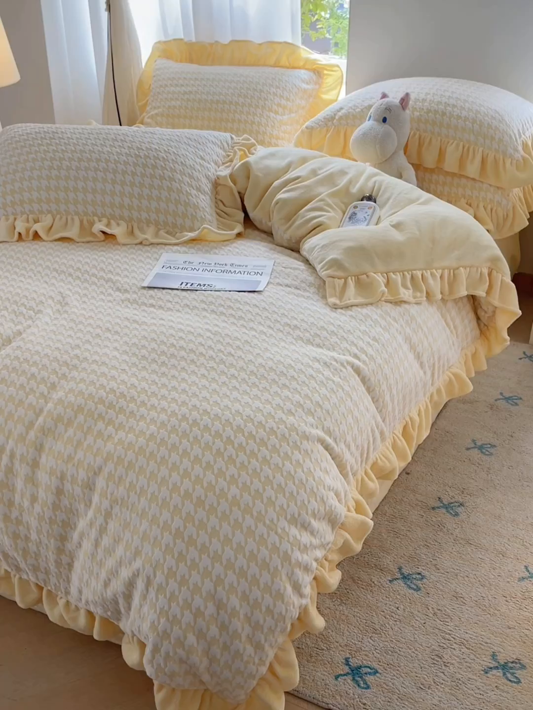 91家纺网 家纺一手货源 找家纺 轻奢坊 2025新款牛奶绒千鸟格烂花花边款四件套-场景一 樱花黄