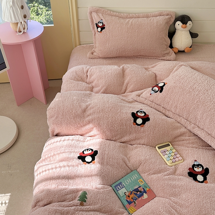 91家纺网 家纺一手货源 找家纺 萝莉家纺 2025新款加厚泰迪绒毛巾绣四件套 小企鹅豆沙粉