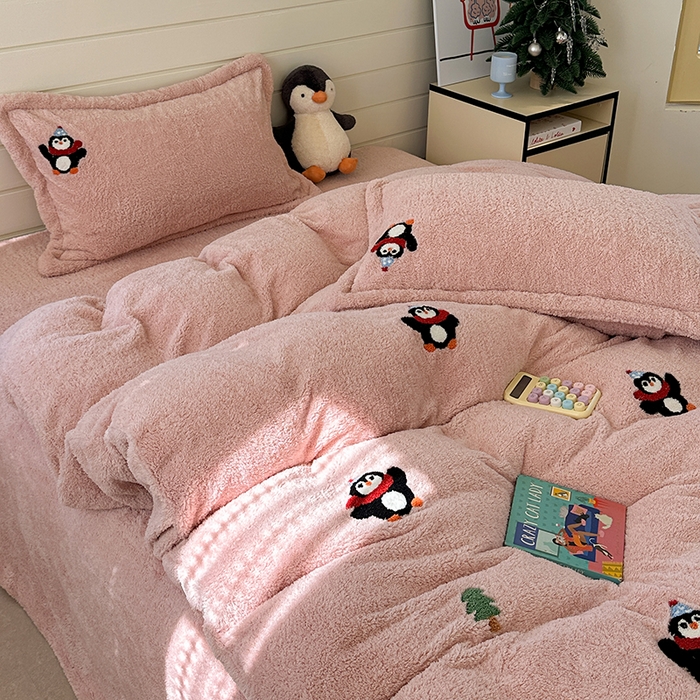 91家纺网 家纺一手货源 找家纺 萝莉家纺 2025新款加厚泰迪绒毛巾绣四件套 小企鹅豆沙粉