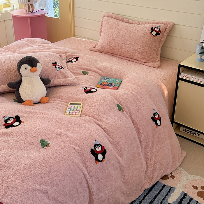 91家纺网 家纺一手货源 找家纺 萝莉家纺 2025新款加厚泰迪绒毛巾绣四件套 小企鹅豆沙粉