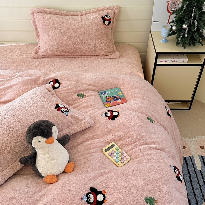 91家纺网 家纺一手货源 找家纺 萝莉家纺 2025新款加厚泰迪绒毛巾绣四件套 小企鹅豆沙粉