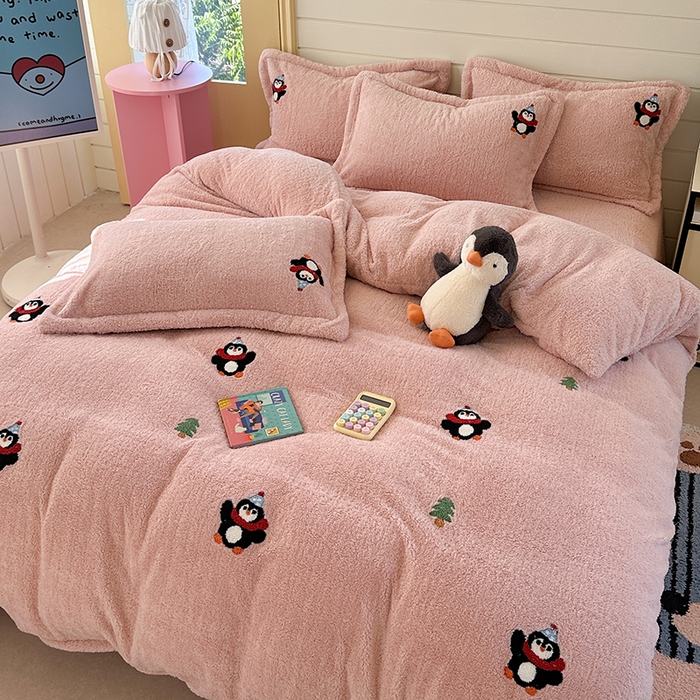 91家纺网 家纺一手货源 找家纺 萝莉家纺 2025新款加厚泰迪绒毛巾绣四件套 小企鹅豆沙粉