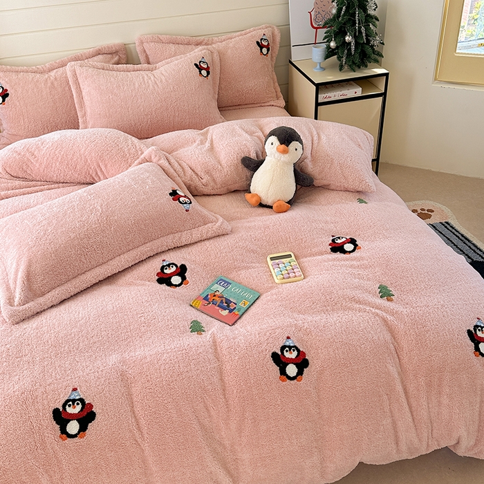 91家纺网 家纺一手货源 找家纺 萝莉家纺 2025新款加厚泰迪绒毛巾绣四件套 小企鹅豆沙粉