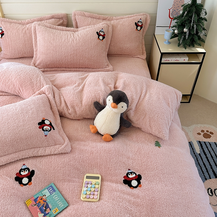 91家纺网 家纺一手货源 找家纺 萝莉家纺 2025新款加厚泰迪绒毛巾绣四件套 小企鹅豆沙粉