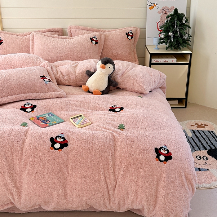 91家纺网 家纺一手货源 找家纺 萝莉家纺 2025新款加厚泰迪绒毛巾绣四件套 小企鹅豆沙粉