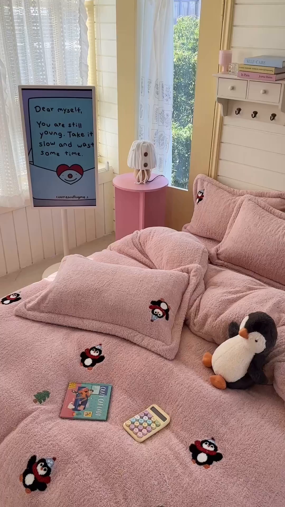 91家纺网 家纺一手货源 找家纺 萝莉家纺 2025新款加厚泰迪绒毛巾绣四件套 小企鹅豆沙粉