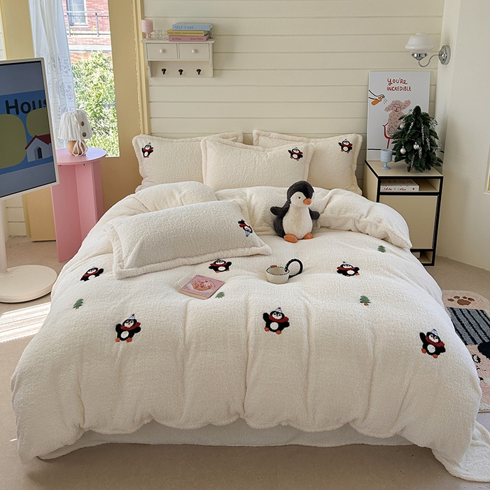 萝莉家纺 2025新款加厚泰迪绒毛巾绣四件套 小企鹅米白