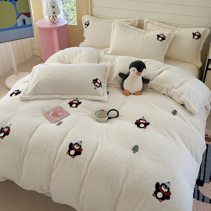 91家纺网 家纺一手货源 找家纺 萝莉家纺 2025新款加厚泰迪绒毛巾绣四件套 小企鹅米白