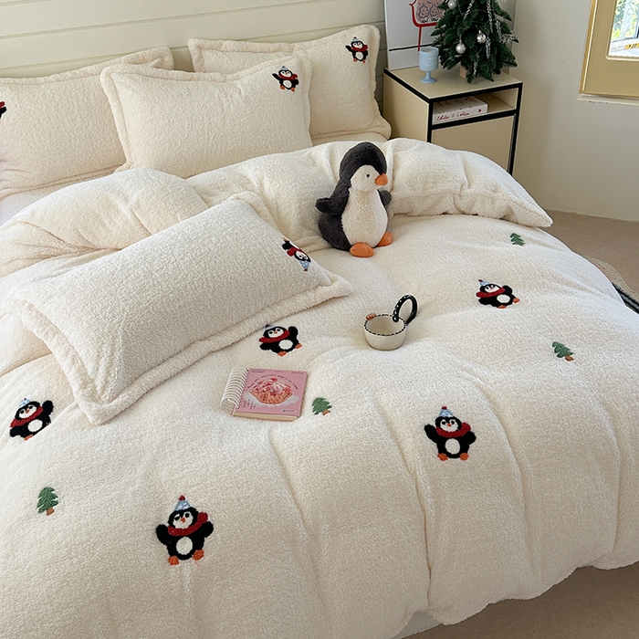 91家纺网 家纺一手货源 找家纺 萝莉家纺 2025新款加厚泰迪绒毛巾绣四件套 小企鹅米白