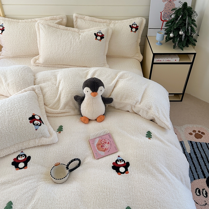 91家纺网 家纺一手货源 找家纺 萝莉家纺 2025新款加厚泰迪绒毛巾绣四件套 小企鹅米白