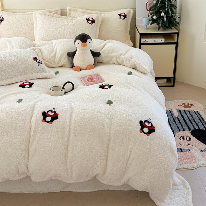 91家纺网 家纺一手货源 找家纺 萝莉家纺 2025新款加厚泰迪绒毛巾绣四件套 小企鹅米白