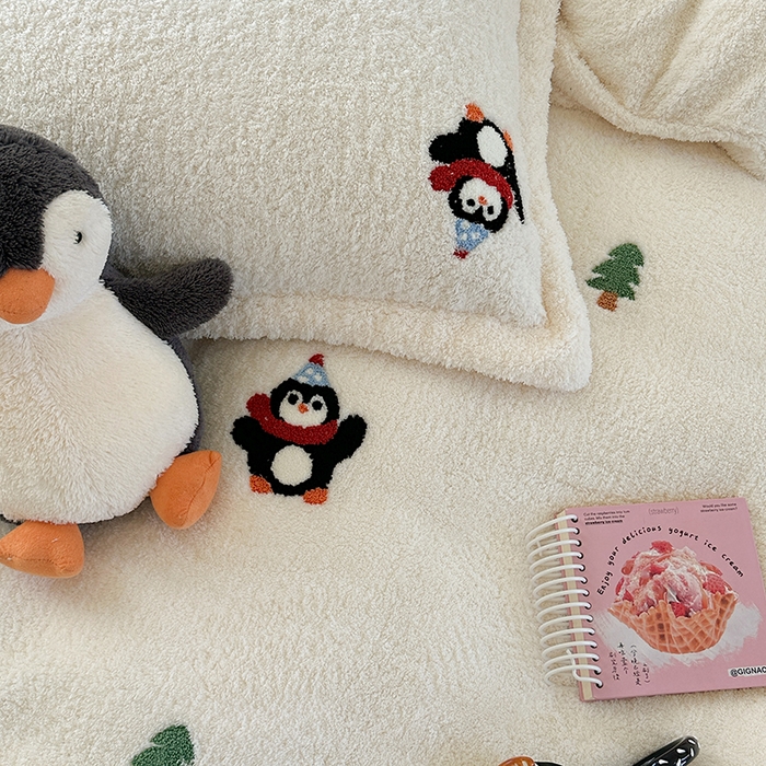 91家纺网 家纺一手货源 找家纺 萝莉家纺 2025新款加厚泰迪绒毛巾绣四件套 小企鹅米白