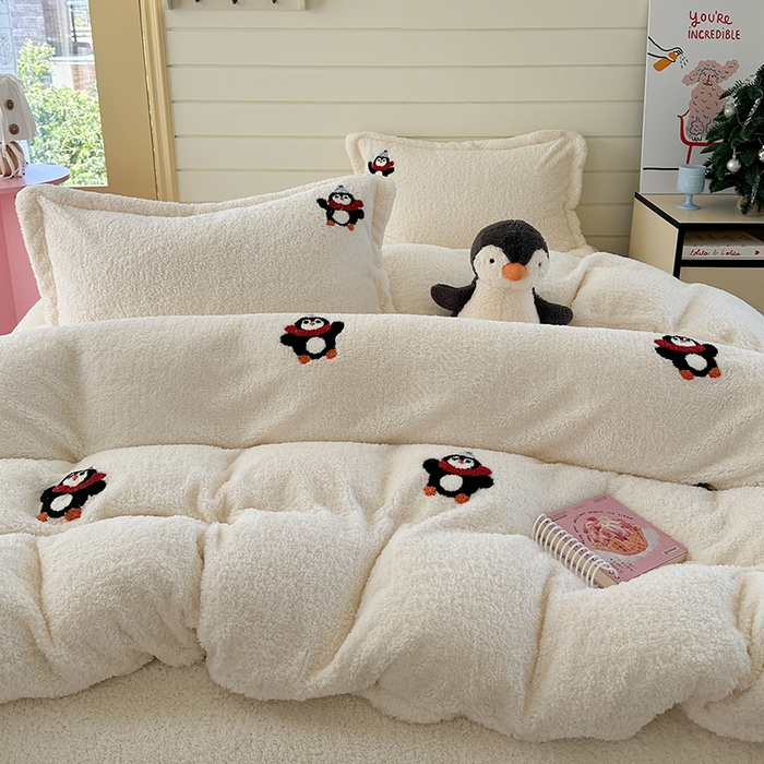 91家纺网 家纺一手货源 找家纺 萝莉家纺 2025新款加厚泰迪绒毛巾绣四件套 小企鹅米白