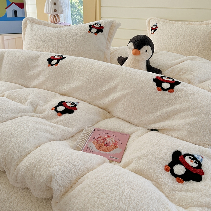 91家纺网 家纺一手货源 找家纺 萝莉家纺 2025新款加厚泰迪绒毛巾绣四件套 小企鹅米白