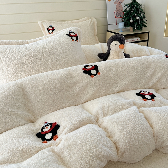 91家纺网 家纺一手货源 找家纺 萝莉家纺 2025新款加厚泰迪绒毛巾绣四件套 小企鹅米白