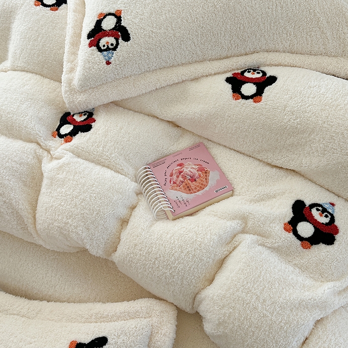 91家纺网 家纺一手货源 找家纺 萝莉家纺 2025新款加厚泰迪绒毛巾绣四件套 小企鹅米白