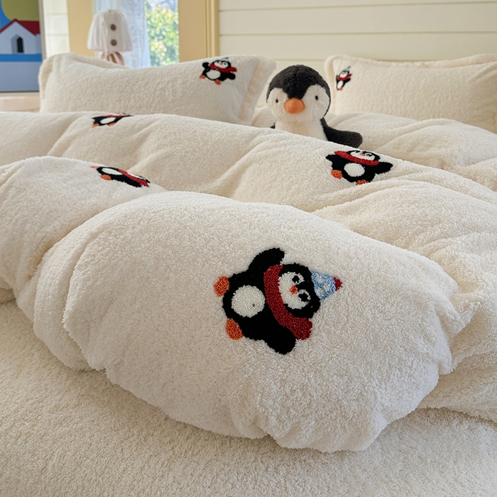 91家纺网 家纺一手货源 找家纺 萝莉家纺 2025新款加厚泰迪绒毛巾绣四件套 小企鹅米白