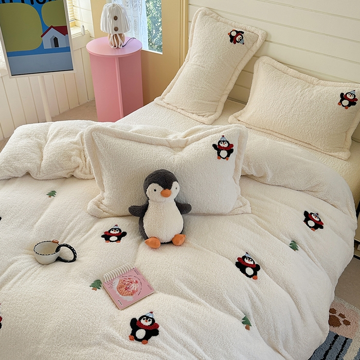 91家纺网 家纺一手货源 找家纺 萝莉家纺 2025新款加厚泰迪绒毛巾绣四件套 小企鹅米白