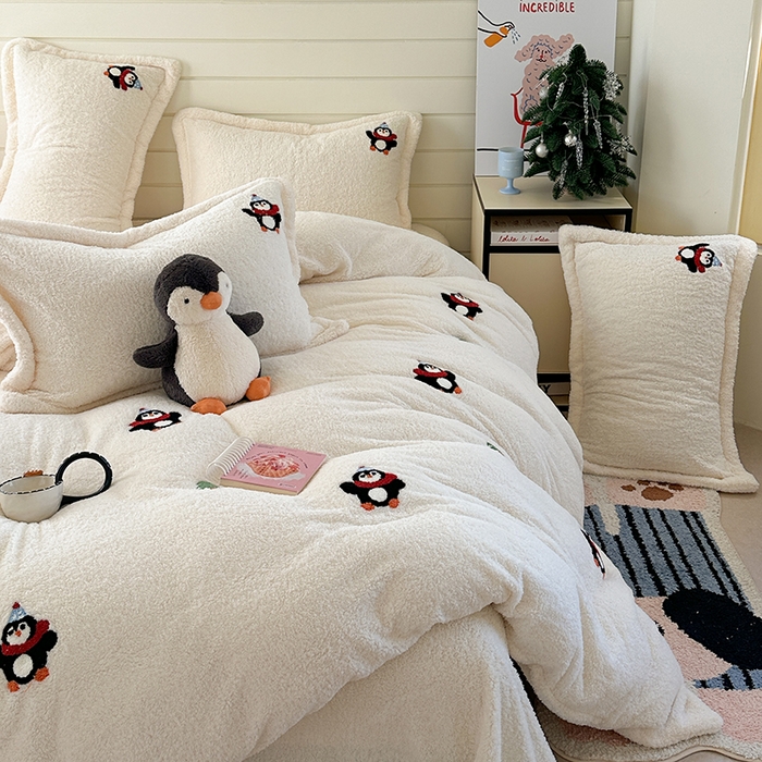 91家纺网 家纺一手货源 找家纺 萝莉家纺 2025新款加厚泰迪绒毛巾绣四件套 小企鹅米白