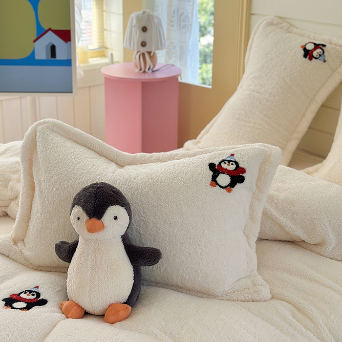 91家纺网 家纺一手货源 找家纺 萝莉家纺 2025新款加厚泰迪绒毛巾绣四件套 小企鹅米白