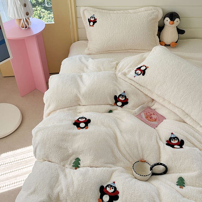 91家纺网 家纺一手货源 找家纺 萝莉家纺 2025新款加厚泰迪绒毛巾绣四件套 小企鹅米白