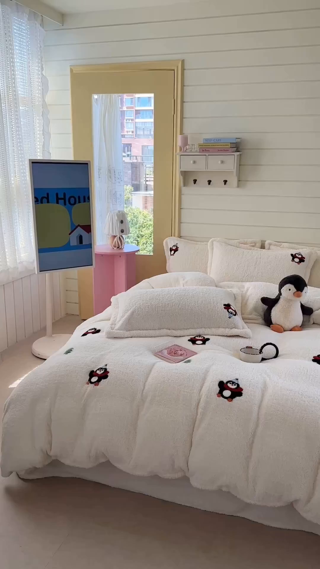 91家纺网 家纺一手货源 找家纺 萝莉家纺 2025新款加厚泰迪绒毛巾绣四件套 小企鹅米白