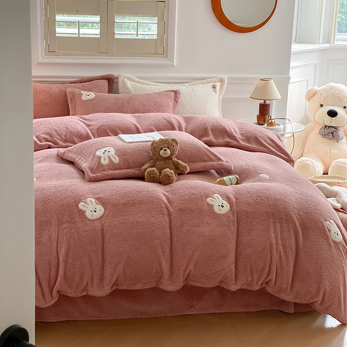 91家纺网 家纺一手货源 找家纺 萝莉家纺 2025新款加厚泰迪绒毛巾绣四件套 小兔茶粉