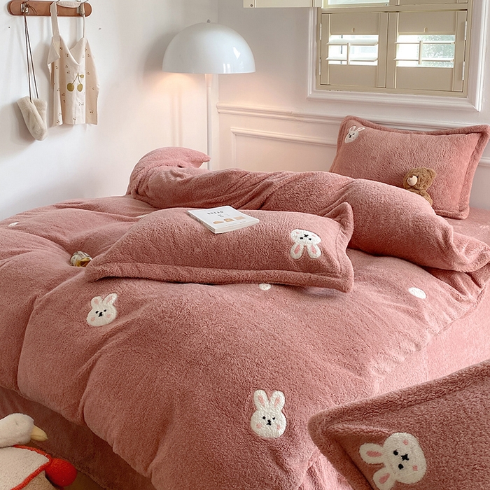 91家纺网 家纺一手货源 找家纺 萝莉家纺 2025新款加厚泰迪绒毛巾绣四件套 小兔茶粉