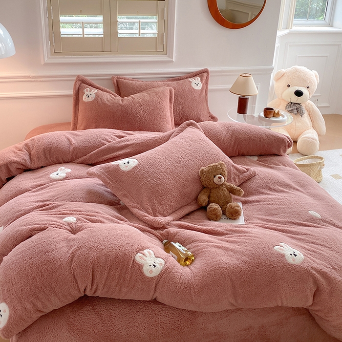 91家纺网 家纺一手货源 找家纺 萝莉家纺 2025新款加厚泰迪绒毛巾绣四件套 小兔茶粉