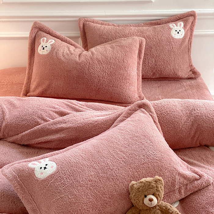 91家纺网 家纺一手货源 找家纺 萝莉家纺 2025新款加厚泰迪绒毛巾绣四件套 小兔茶粉