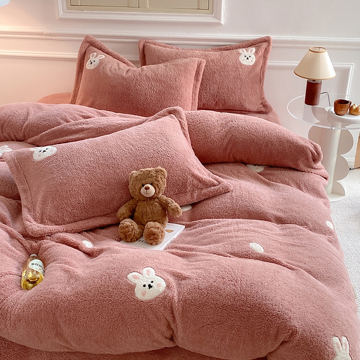 91家纺网 家纺一手货源 找家纺 萝莉家纺 2025新款加厚泰迪绒毛巾绣四件套 小兔茶粉