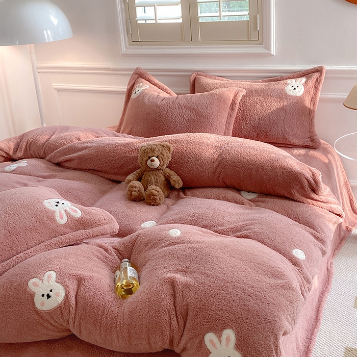 91家纺网 家纺一手货源 找家纺 萝莉家纺 2025新款加厚泰迪绒毛巾绣四件套 小兔茶粉