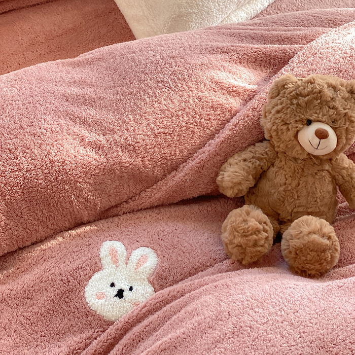 91家纺网 家纺一手货源 找家纺 萝莉家纺 2025新款加厚泰迪绒毛巾绣四件套 小兔茶粉
