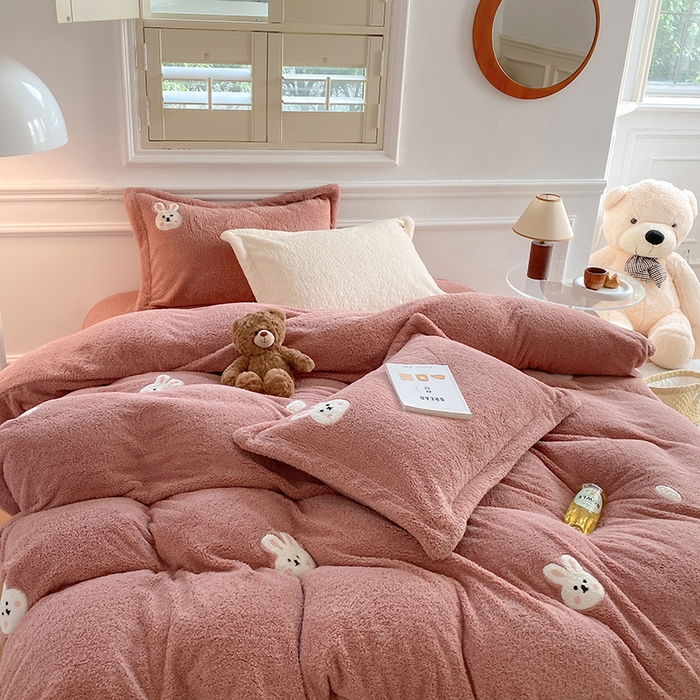 91家纺网 家纺一手货源 找家纺 萝莉家纺 2025新款加厚泰迪绒毛巾绣四件套 小兔茶粉