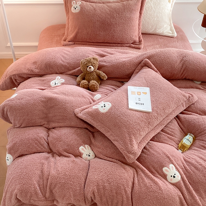 91家纺网 家纺一手货源 找家纺 萝莉家纺 2025新款加厚泰迪绒毛巾绣四件套 小兔茶粉