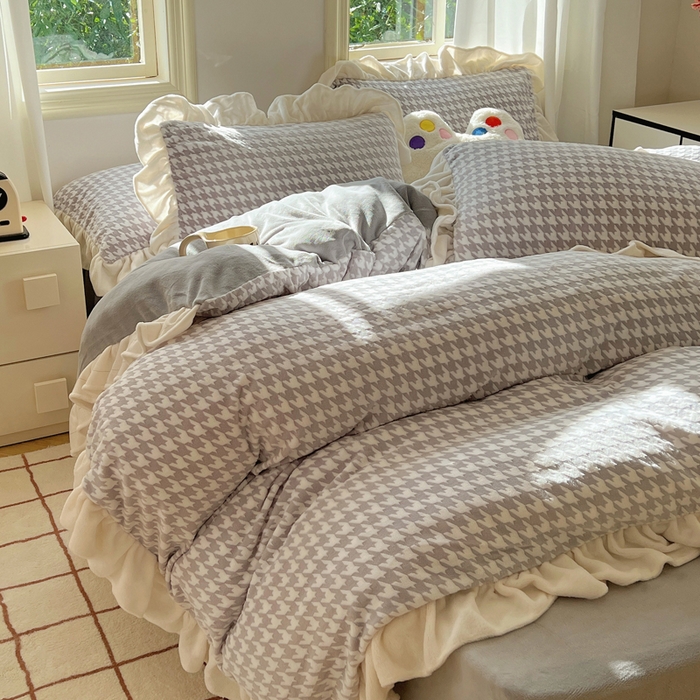 91家纺网 家纺一手货源 找家纺 轻奢坊 2025新款牛奶绒千鸟格烂花花边款四件套-场景二 奶酪灰