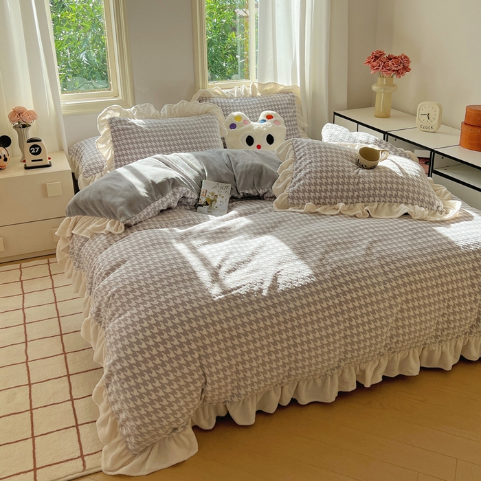 91家纺网 家纺一手货源 找家纺 轻奢坊 2025新款牛奶绒千鸟格烂花花边款四件套-场景二 奶酪灰