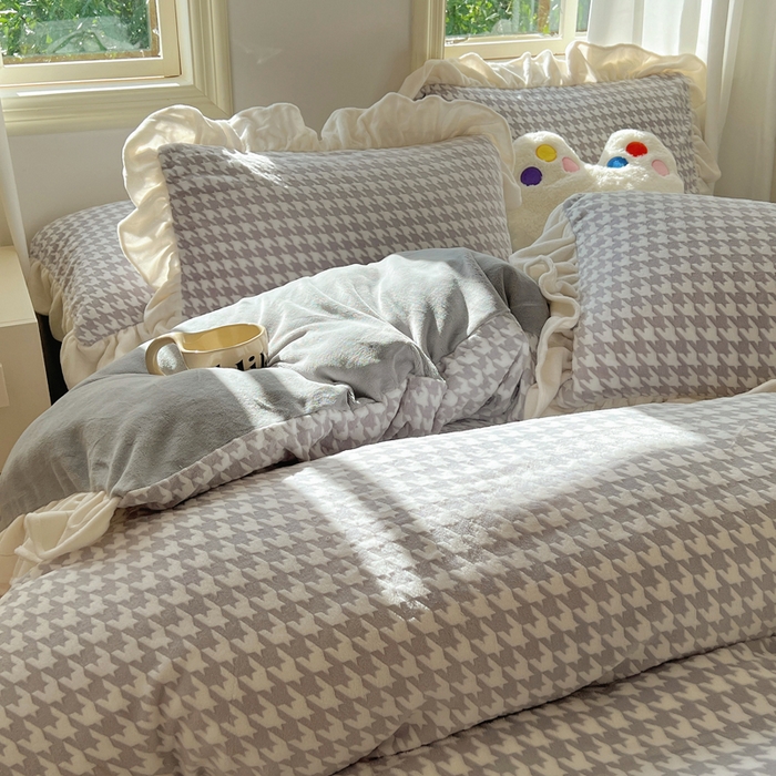 91家纺网 家纺一手货源 找家纺 轻奢坊 2025新款牛奶绒千鸟格烂花花边款四件套-场景二 奶酪灰