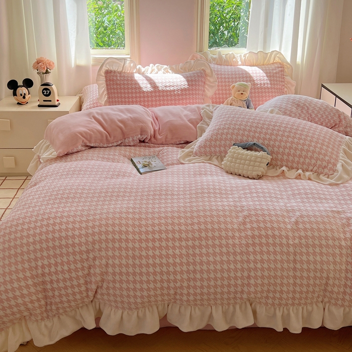 91家纺网 家纺一手货源 找家纺 （总）轻奢坊 2025新款牛奶绒千鸟格烂花花边款四件套-场景二