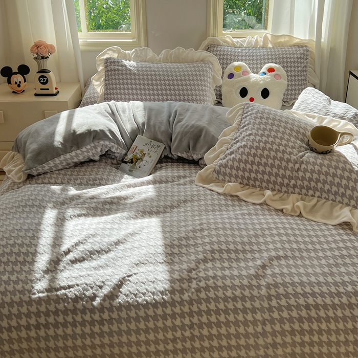 91家纺网 家纺一手货源 找家纺 轻奢坊 2025新款牛奶绒千鸟格烂花花边款四件套-场景二 奶酪灰