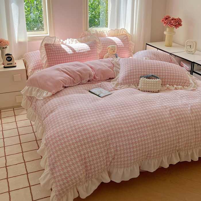 91家纺网 家纺一手货源 找家纺 （总）轻奢坊 2025新款牛奶绒千鸟格烂花花边款四件套-场景二