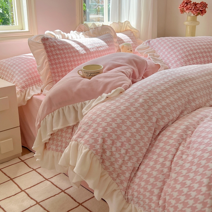 91家纺网 家纺一手货源 找家纺 （总）轻奢坊 2025新款牛奶绒千鸟格烂花花边款四件套-场景二