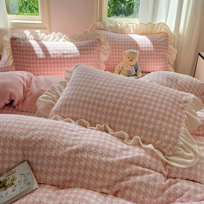 91家纺网 家纺一手货源 找家纺 （总）轻奢坊 2025新款牛奶绒千鸟格烂花花边款四件套-场景二