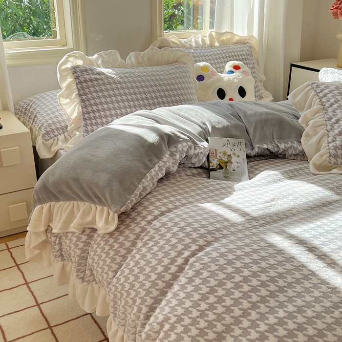91家纺网 家纺一手货源 找家纺 轻奢坊 2025新款牛奶绒千鸟格烂花花边款四件套-场景二 奶酪灰