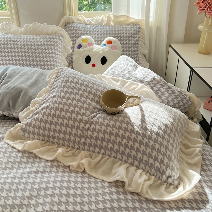 91家纺网 家纺一手货源 找家纺 轻奢坊 2025新款牛奶绒千鸟格烂花花边款四件套-场景二 奶酪灰